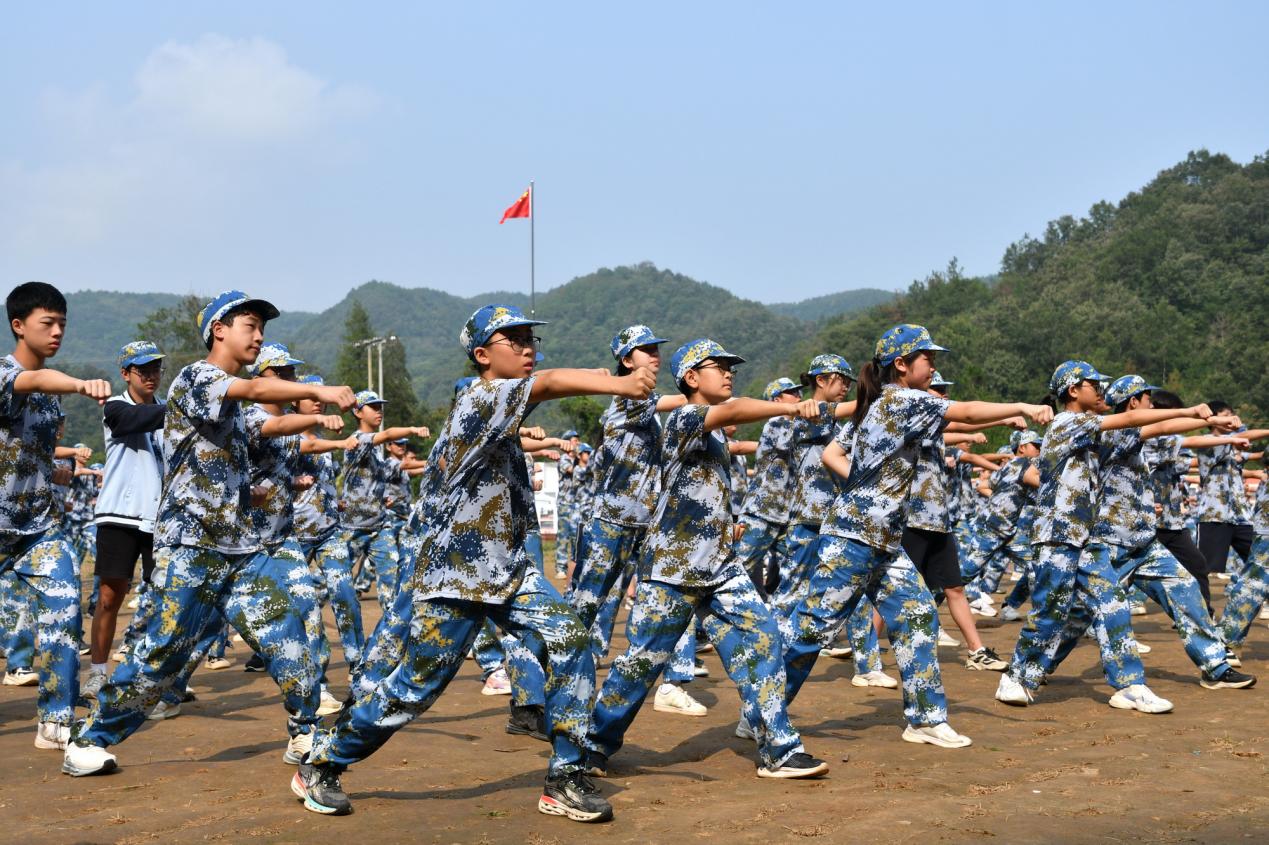 燃青春热血 展飒爽英姿——汉江实验学校八年级国防教育综合实践活动